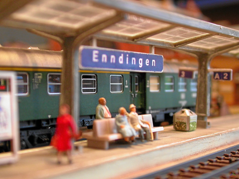 041 Szenen vom Gleis 2.JPG - Szene von Gleis 2: entspanntes Warten auf den Zug